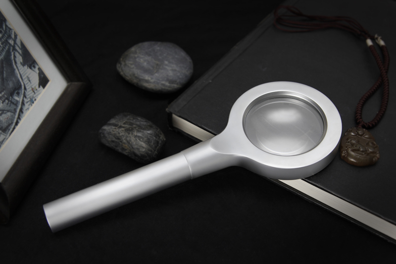 Lupa Levenhuk Zeno 500 s LED osvětlením, 3,5x, 56 mm, kov